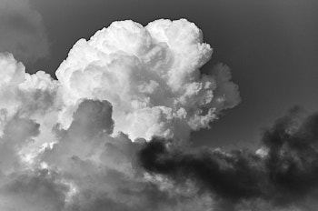 Ciel d'orage<br>LEICA M11 Monochrom, 50 mm, 125 ISO,  1/10000 sec,  f : 2.4 