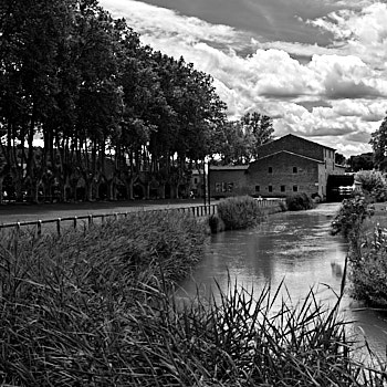 Moulin st pierre ( Taillades )<br>LEICA M11 Monochrom, 28 mm, 125 ISO,  1/200 sec,  f : 13 